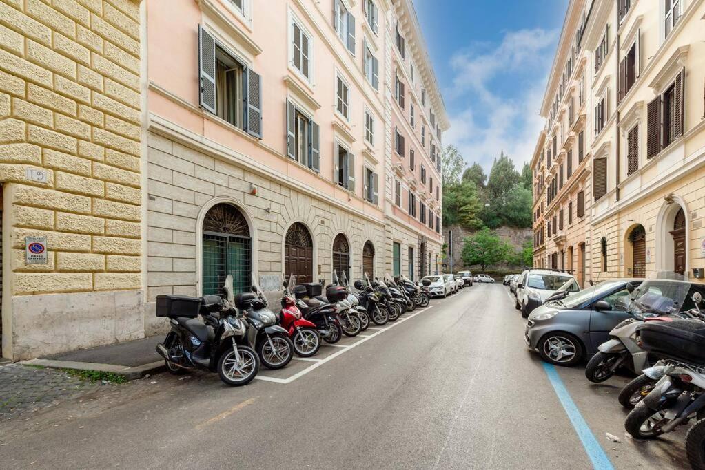 Colosseum 10Steps Away, Marco Aurelio Luxury House Рим Экстерьер фото